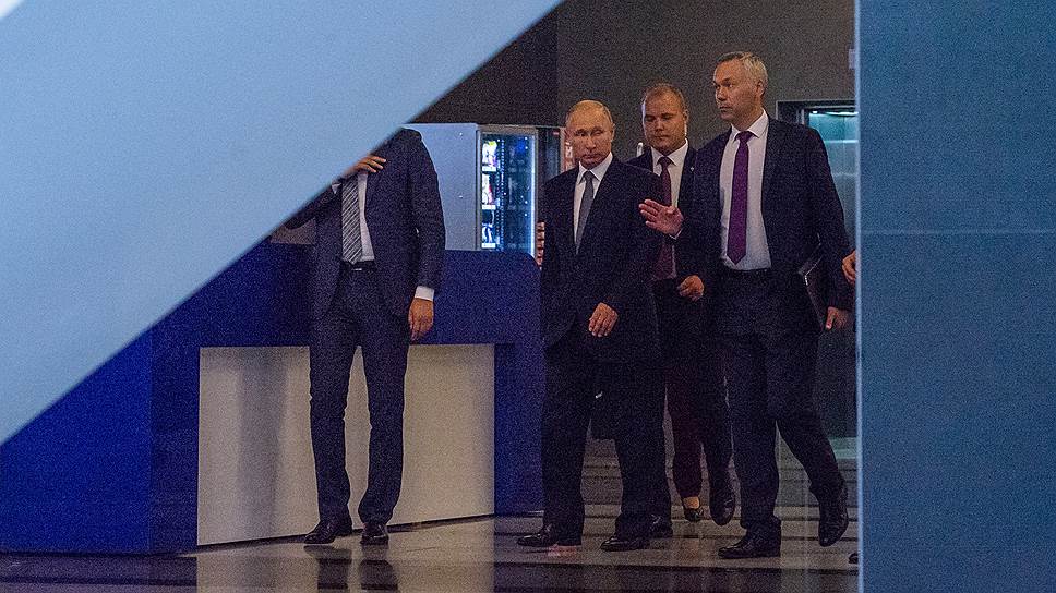 Владимир Путин провел рабочую встречу с врио губернатора Новосибирской области Андреем Травников. Они обсудили развитие транспортной инфраструктуры и разработку стратегии социально-экономического развития региона до 2030 года