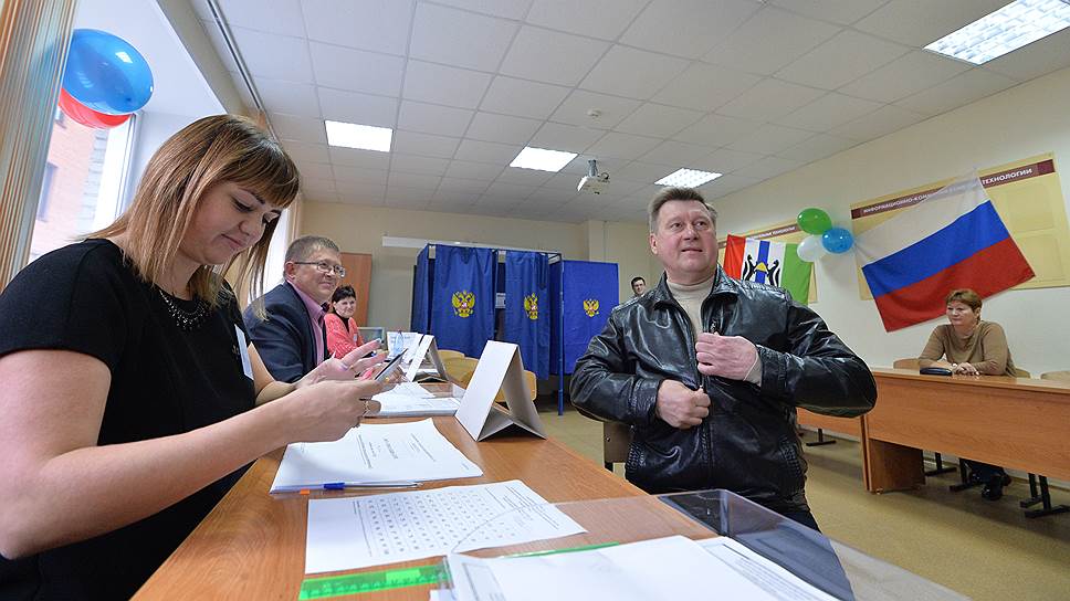 Мэр Новосибирска Анатолий Локоть, отказавшийся ранее от борьбы за пост губернатора Новосибирской области, голосует на избирательном участке