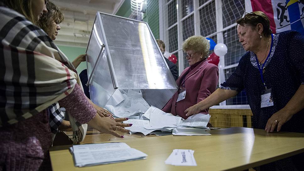 Подсчет бюллетеней на избирательном участка после окончания голосования на выборах губернатора Новосибирской области