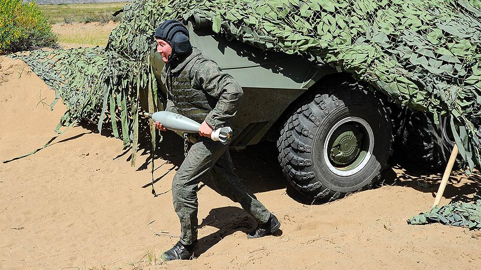 Солдат расчета подносит боеприпасы к самоходному орудию «Нона»