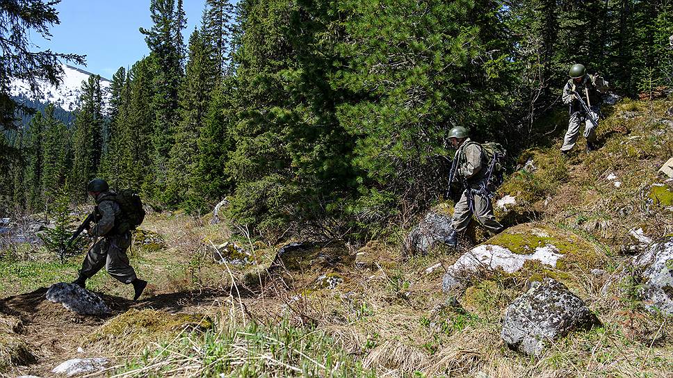 6 июня военные также провели учения на территории природного парка «Ергаки» в Красноярском крае, где с 2014 года действует Центр подготовки военных альпинистов