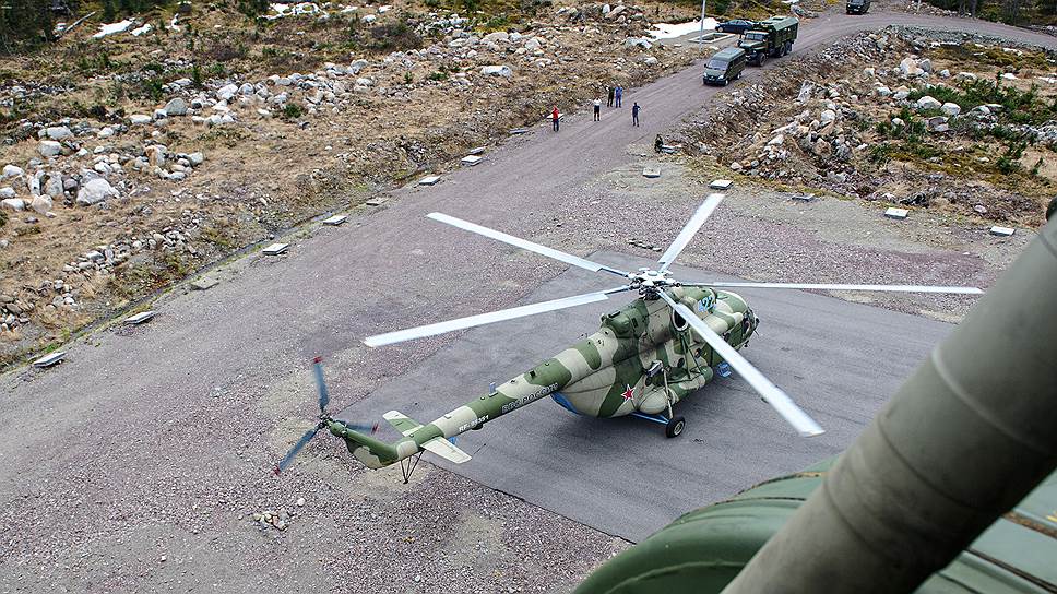 Вертолет Ми-8АМТШ на взлетно-посадочной площадке учебного центра «Ергаки»