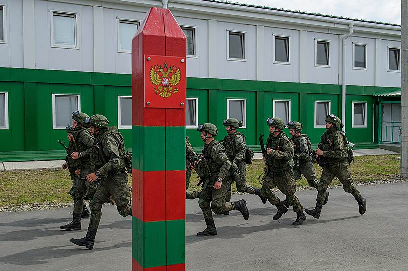 Поднявшиеся по тревоге военные бегут к расположению зенитных ракетных установок С-300 «Фаворит»