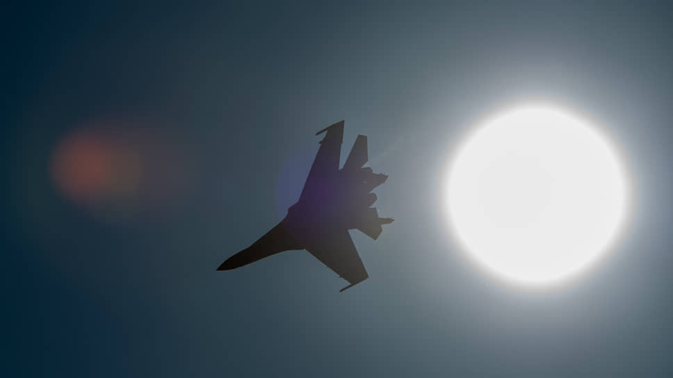 Самым ожидаемым стало выступление «Соколов России», летающих на Су-35. Это единственная пилотажная группа, которая демонстрирует элементы ближнего воздушного боя на малых высотах