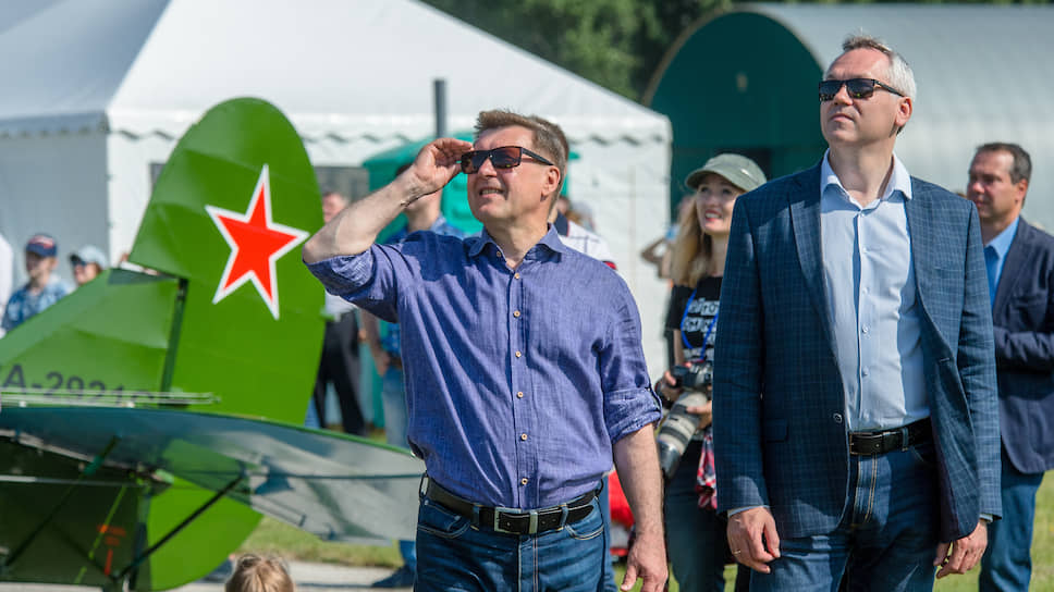 Авиашоу посетили первые лица города и области — мэр Анатолий Локоть (слева) и губернатор Андрей Травников (справа)