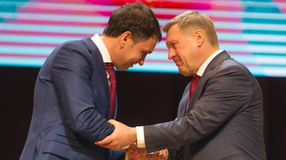 Председатель горсовета Дмитрий Асанцев поздравляет мэра Анатолия Локотя с победой на выборах