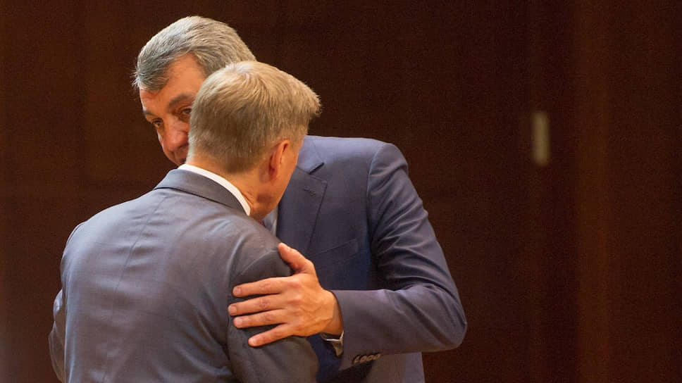 Полпред президента в Сибири Сергей Меняйло поздравляет вступившего в должность мэра