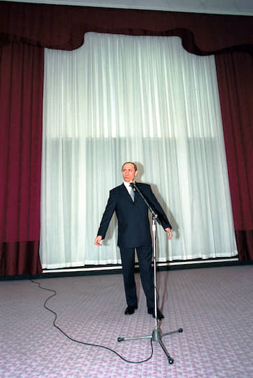 В 2000 году исполняющий обязанности Президента России Владимир Путин во время поездки в Иркутск