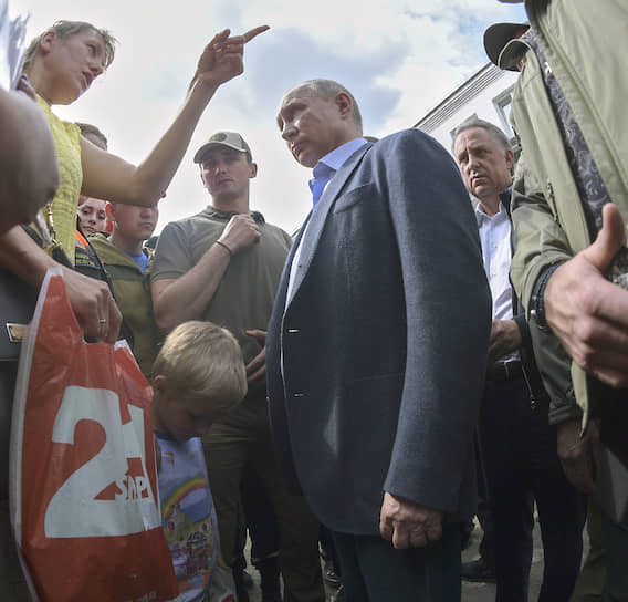 Владимир Путин во время рабочей поездки в Иркутскую область пообщался с жителями, дома которых пострадали или были полностью разрушены в результате паводка, 2019 год