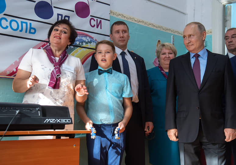 Рабочая поездка Владимира Путина в Иркутскую область в 2019 году. Президент посетил школу №6 города Тулуна, пострадавшую от подтопления во время паводка и отремонтированную к началу нового учебного года