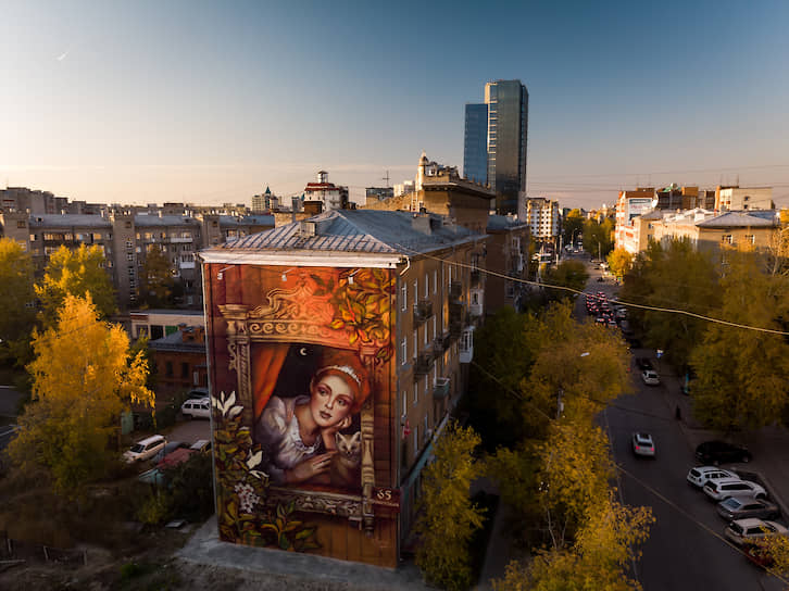 Художница Марина Ягода в октябре нарисовала на фасаде здания на улице Советская в центре Новосибирска граффити с девушкой, символизирующей хранительницу Сибири. Правда, потом выяснилось, что авторпортрет, вдохновивший художницу, принадлежит жительнице Израиля Ребекке Лорд