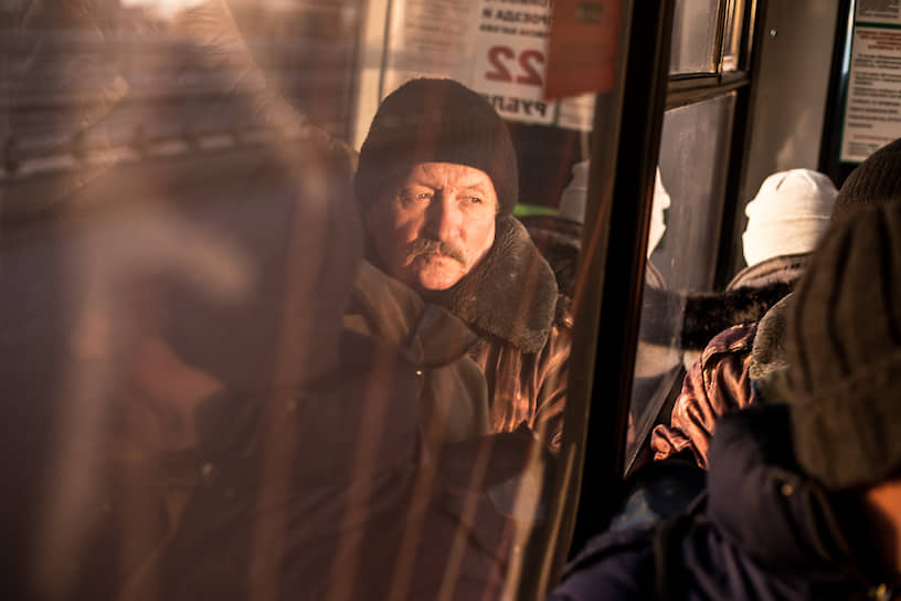 Житель Новосибирска смотрит в окно автобуса. С 8 декабря в городе &lt;a href=&quot;/doc/4171562&quot;>вырастут цены на проезд&lt;/a> в общественном транспорте