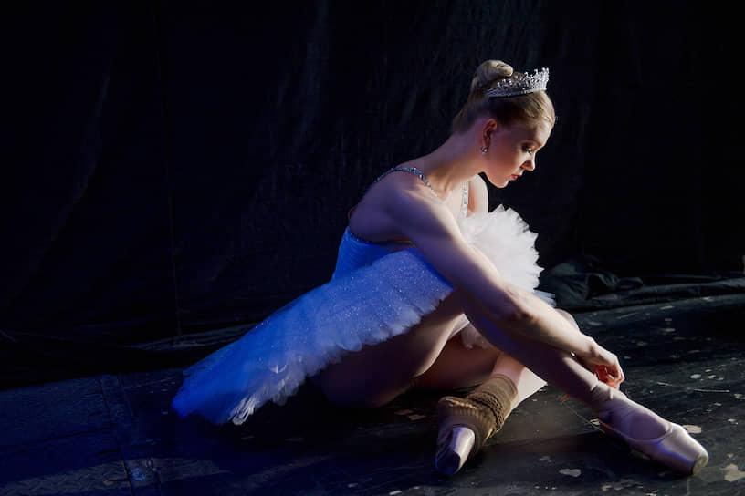 Балерина готовится к выходу на сцену во время &lt;a href=&quot;/gallery/4173953&quot;>генеральной репетиции&lt;/a> балета «Драгоценности» Джорджа Баланчина в Новосибирском театре оперы и балета