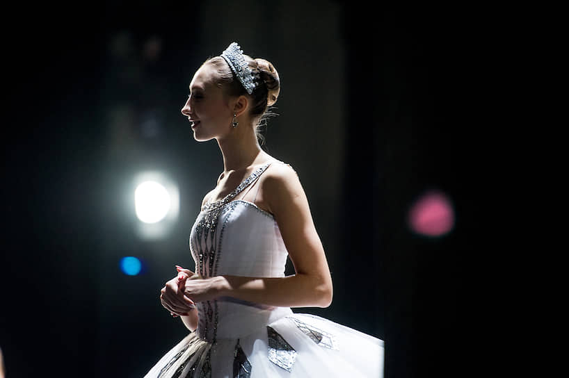 Балерина готовится перед выходом на сцену во время генеральной репетиции третьей части балета «Драгоценности» Джорджа Баланчина «Бриллианты»