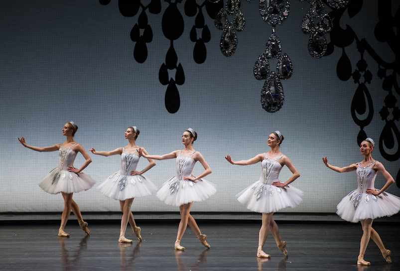 Третья часть балета «Драгоценности» Джорджа Баланчина «Бриллианты» на большой сцене Новосибирского государственного академического театра оперы и балета