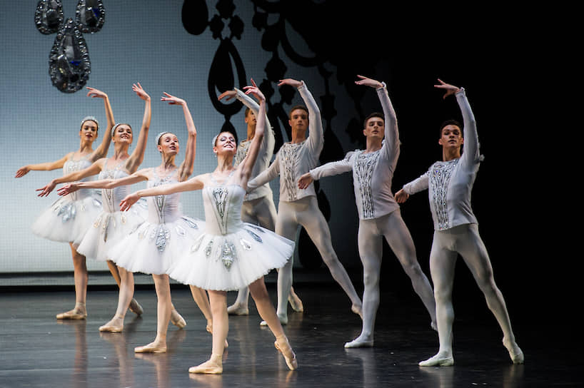Третья часть балета «Бриллианты» исполняется под музыку симфонии №3 ре мажор Петра Чайковского
