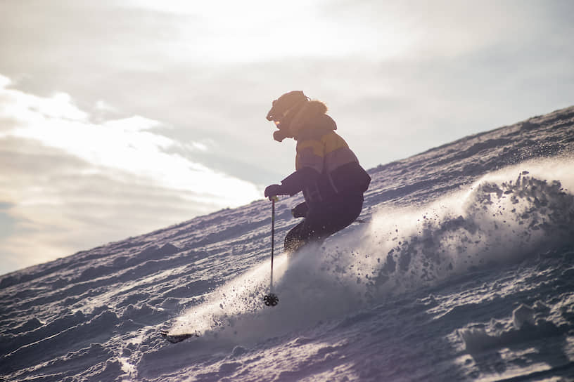 Лыжник спускается по горнолыжной трассе на горе Зеленая. В Шерегеше горнолыжный сезон официально стартовал в середине ноября