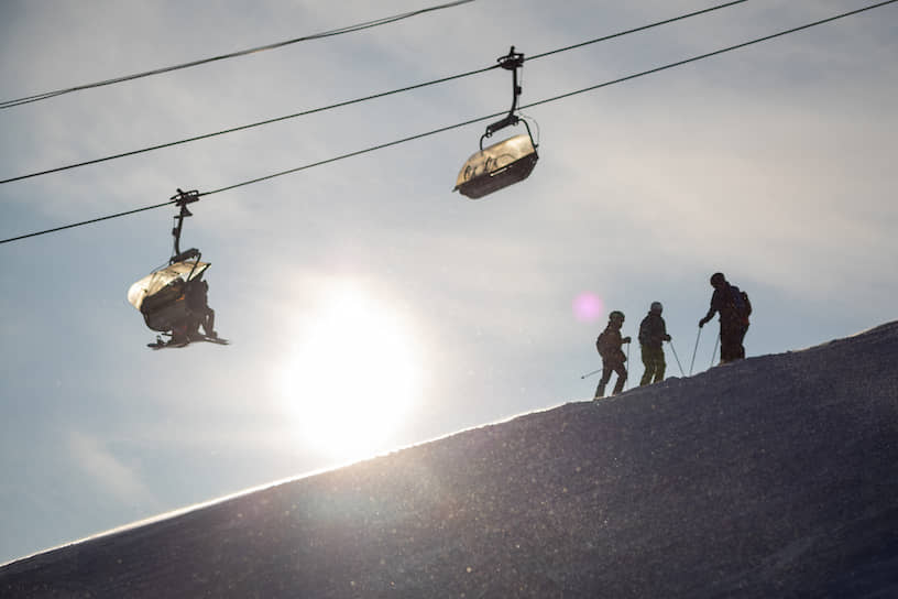 Лыжники спускаются по горнолыжной трассе курорта Шерегеш