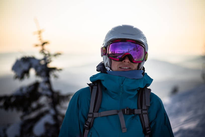Лыжник любуется закатом на горнолыжной трассе на горе Зеленая