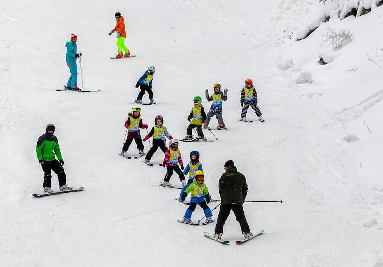 Обучение детей горным лыжам на склоне комплекса «Черемуховый лог»