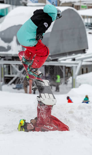Сноубордисты выполняют комбинации трюков во время 
мероприятий в честь открытия сезона на горнолыжном комплексе «Черемуховый лог»