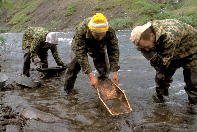 Раньше разведка и добыча золота велась другими способами: старателям приходилось промывать песок на реке в поисках золота