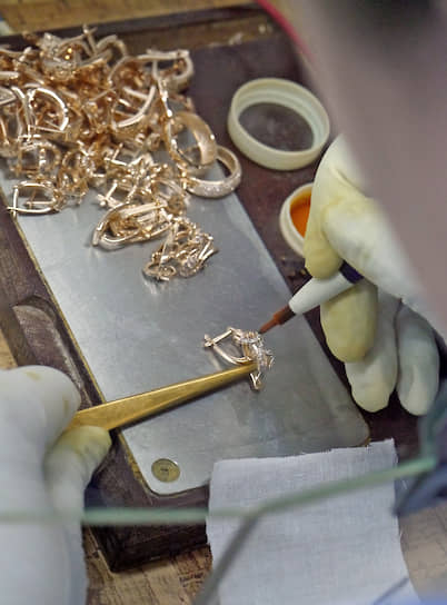 Такое золото и серебро затем используется для создания ювелирных изделий. Например, из него можно изготавливать серьги