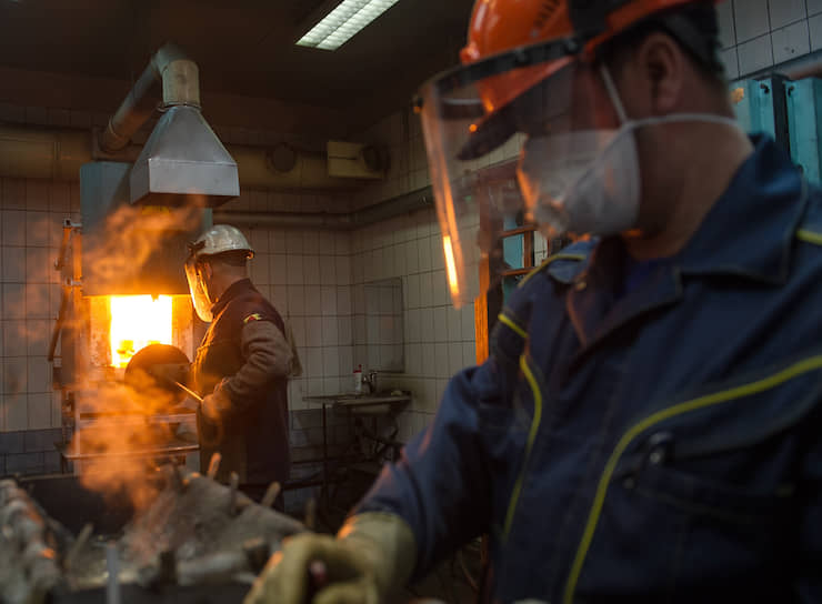 На следующем этапе золото попадает на аффинажные заводы для того, чтобы металл очистили от примесей. Одно из таких предприятий — Новосибирский аффинажный завод