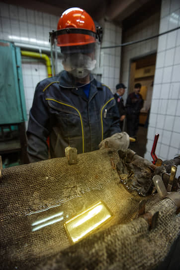 Слиток золота во время этапа охлаждения на Новосибирском аффинажном заводе
