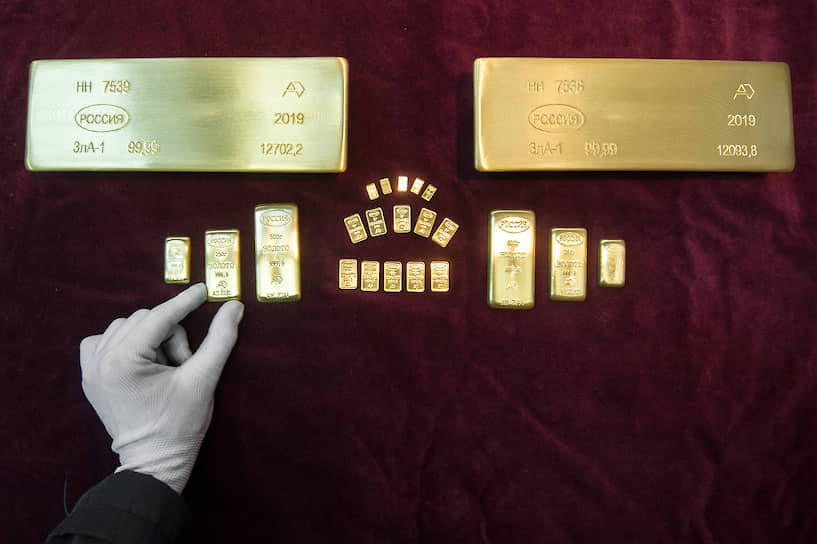 Работник хранилища демонстрирует два стандартных золотых слитка по 12 кг, а так же 21 мерный золотой слиток. Мерными называют слитки, изготовленные аффинажными заводами в соответствии с ГОСТ и стандартами производства. Вес составляет от 1 до 1000 г, а процент чистого металла в них не менее 99,9%