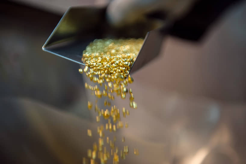 Помимо выплавки слитков аффинажные заводы занимаются производством  гранулированного золота и серебра