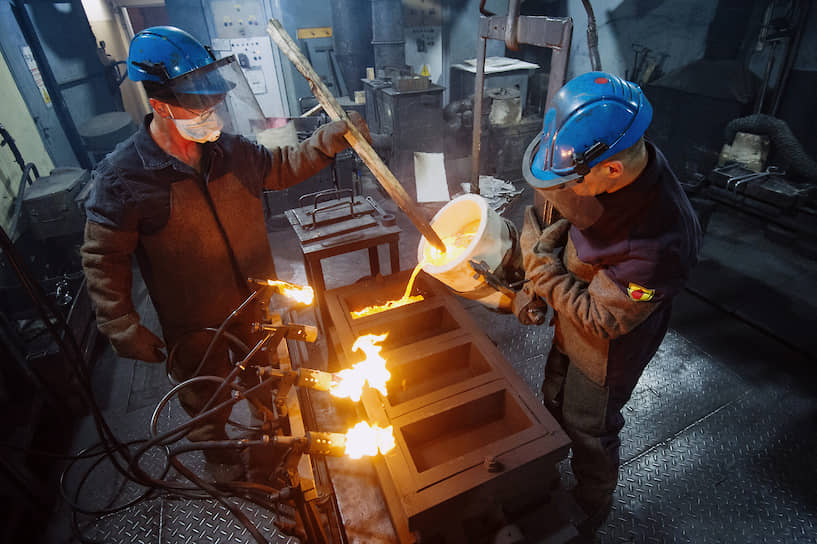 Процесс плавки стандартных слитков серебра в литейном цехе Новосибирского аффинажного завода