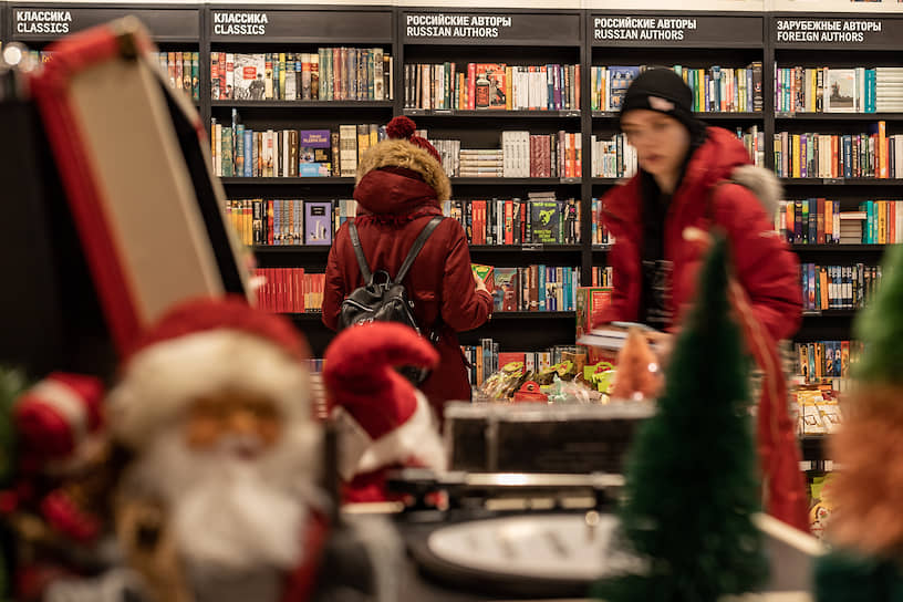Новосибирцы выбирают подарки в одном из торговых центров города