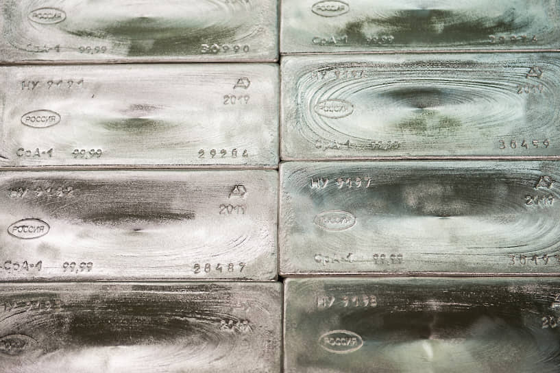 Стандартные серебряные слитки пробы 999,9 на складе готовой продукции Новосибирского аффинажного завода