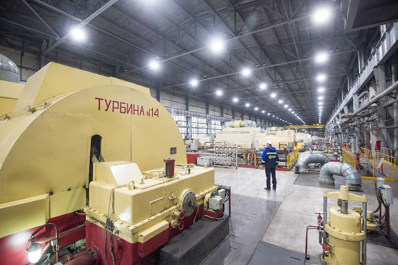 Рабочий в машинном зале на Новосибирской ТЭЦ-3 Сибирской генерирующей компании
