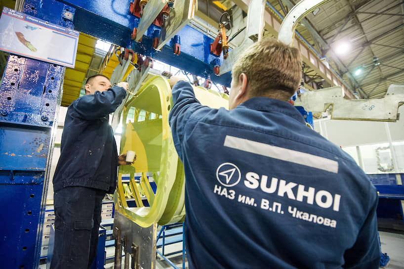 Сборка самолетов Sukhoi Superjet-100 в сборочном цехе Новосибирского авиационного завода имени Чкалова