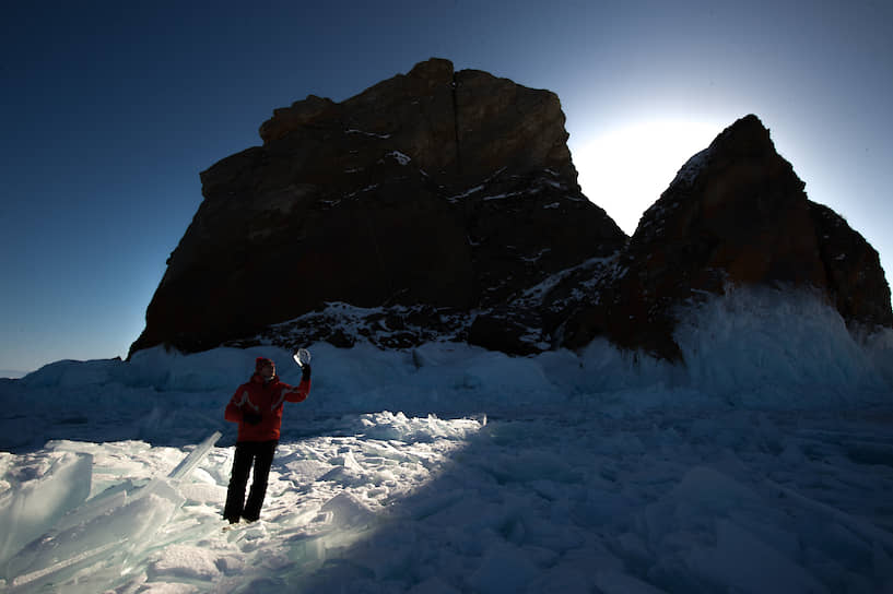 Человек стоит на ледяных торосах на побережье Байкала в районе мыса Хобой — самой северной точки острова Ольхон