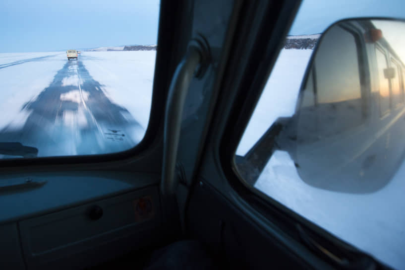 Вид из окна автомобиля во время движения по ледяной переправе на Байкале