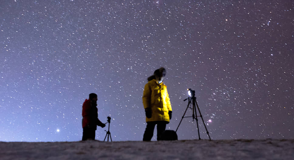 Фотографы снимают звездное небо на острове Ольхон на Байкале
