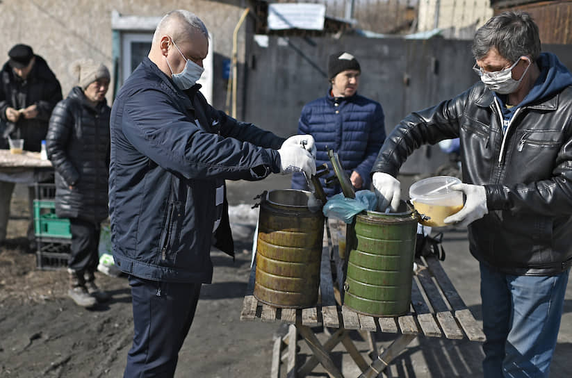 Члены благотворительной организации в Омске кормят бездомных во время режима карантина