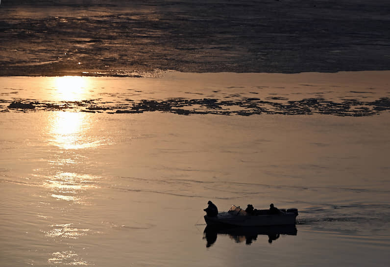 Рыбаки в лодке во время ледохода на реке Иртыш, Омская область
