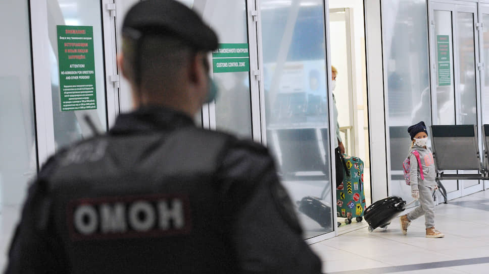 Встреча пассажиров рейса Бангкок – Новосибирск в аэропорту Толмачево. Сотрудники полиции контролируют посадку пассажиров в автобусы для доставки их в обсерватор