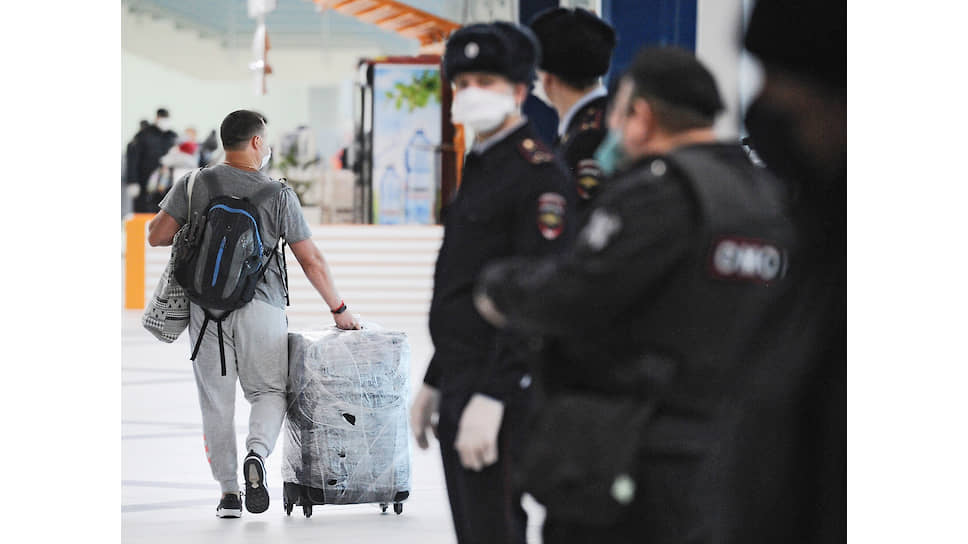 Встреча пассажиров рейса Бангкок – Новосибирск в аэропорту Толмачево. Сотрудники полиции контролируют посадку пассажиров в автобусы для доставки их в обсерватор