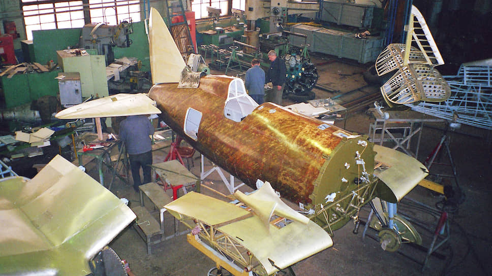 Реставрация самолета-истребителя И-16 в Сибирском научном институте авиации в Новосибирске в 1996 году ко дню Победы