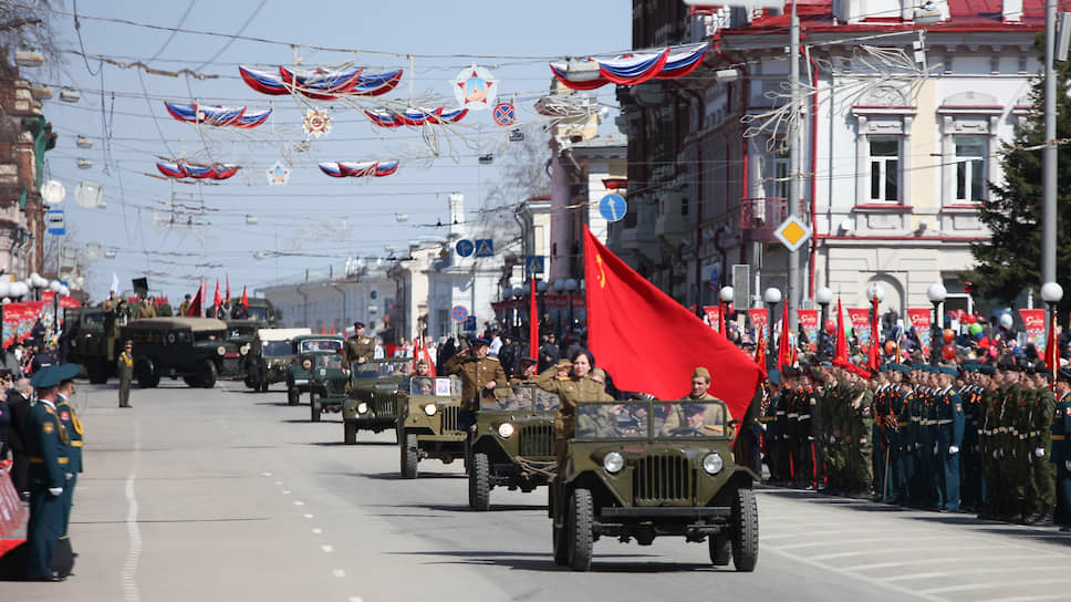 В этом году власти Новосибирска не будут организовывать традиционный праздничный фейерверк к 9 мая. В качестве альтернативы новосибирцам предложили спеть «День победы» с балконов домов