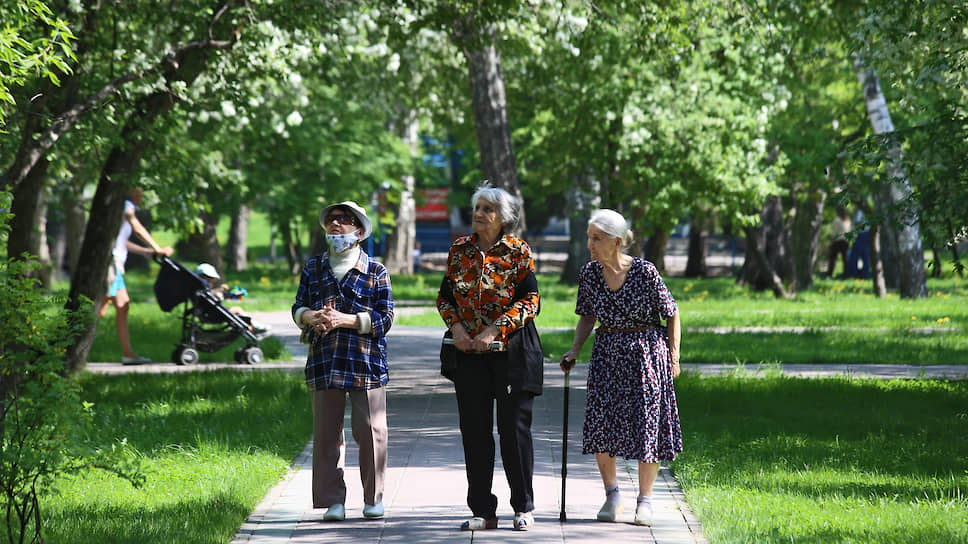 Пожилые женщины гуляют в открытом парке «Нарымский сквер» в Новосибирске