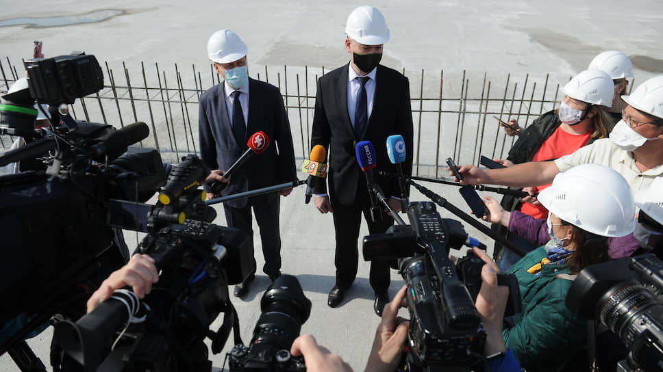 Анатолий Локоть и Андрей Травников во время пресс-подхода в рамках инспекционной поездки на площадку строительства ЛДС в Новосибирске