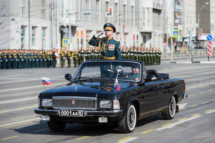 Открывал парад командующий 41-й общевойсковой армией генерал-майор Яков Резанцев