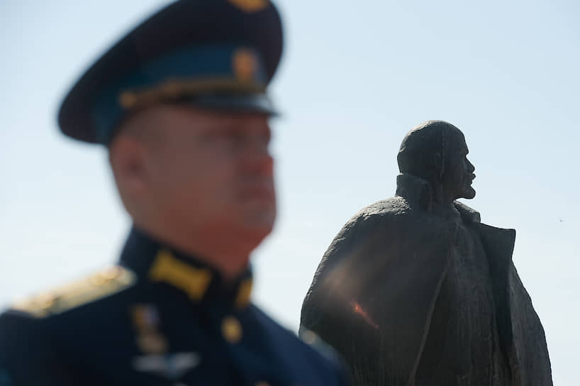 С главной трибуны на Площади Ленина за парадом наблюдали 28 человек — генералы и чиновники