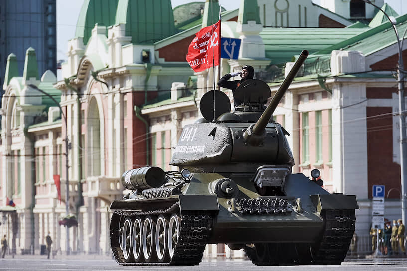 В механизированной колонне проходят свыше 60 единиц вооружения и военной техники. Открывает проезд культовый танк Т-34